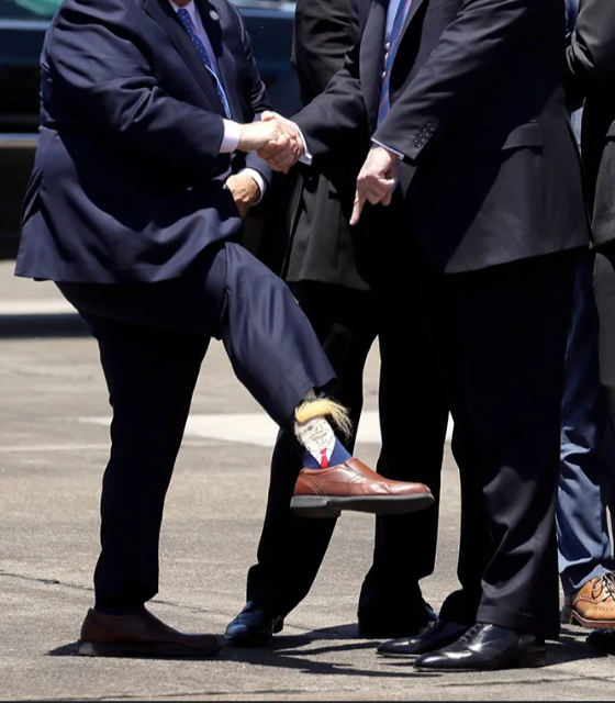 Socken im Politiker-Style